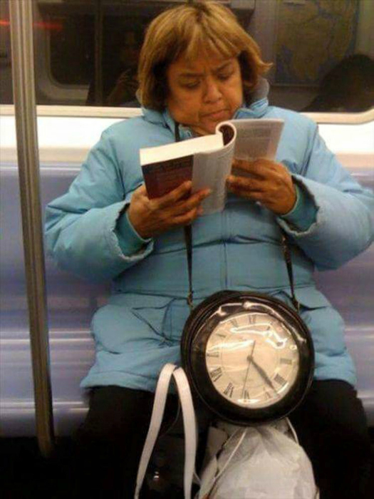Женщина с настенными часами.