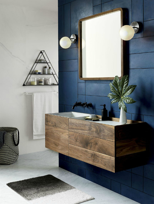 Ванная комната с синей акцентной стеной.