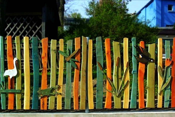 Забор из разномастных досок. | Фото: Gardening: Flower and Vegetables.