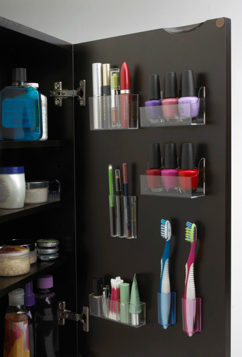 Контейнеры для косметики, зубных щеток и других мелочей можно разместить на дверце туалетного шкафчика.