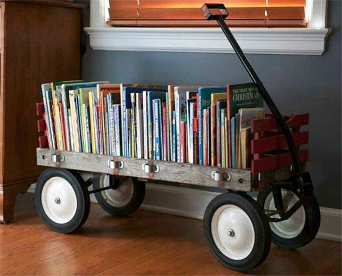 Из старой вагонетки можно сделать креативную полочку для детских книг.