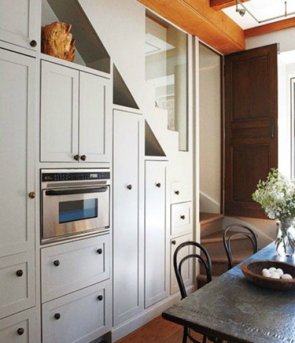 Кухонная стена со встроенными шкафчиками.