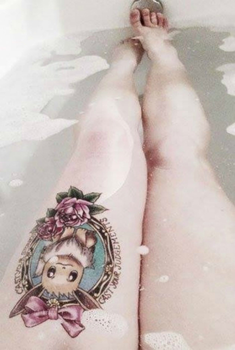 Девичья татуировка с изображением покемона.