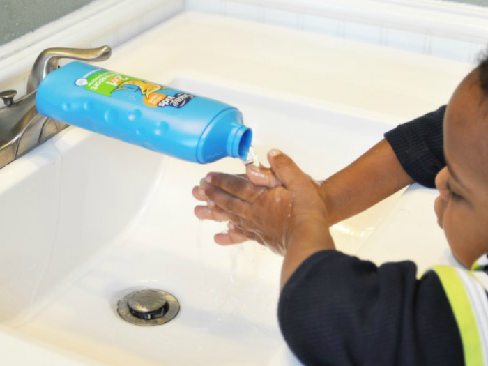 Повесьте бутылку с остатками шампуня на кран, так дети всегда будут мыть руки с мылом.