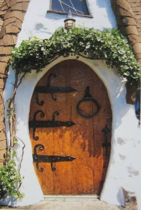 Сказочная дверь овальной формы.