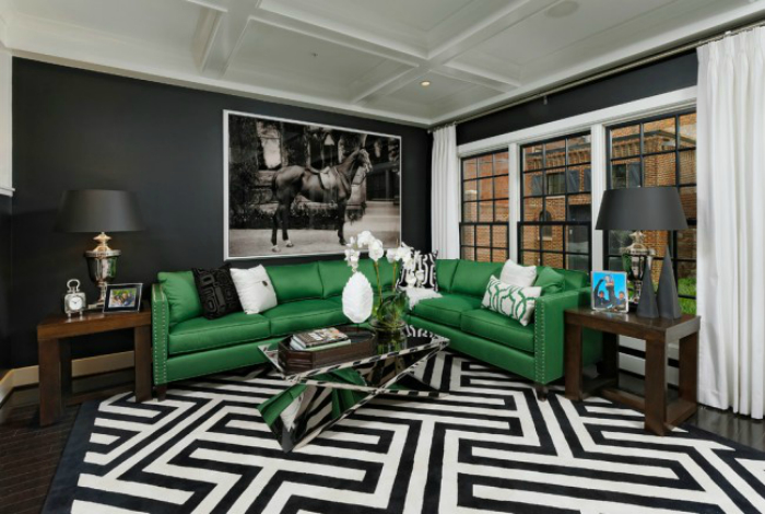 Черно-белая гостиная с зеленым диваном.
