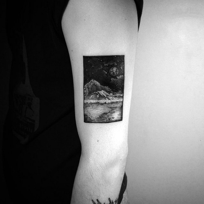 Татуировка с изображением пейзажа.