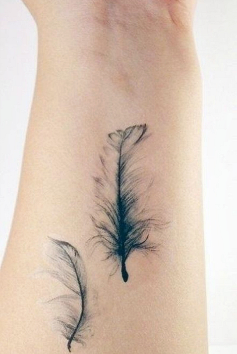 Татуировка с изображением перьев.