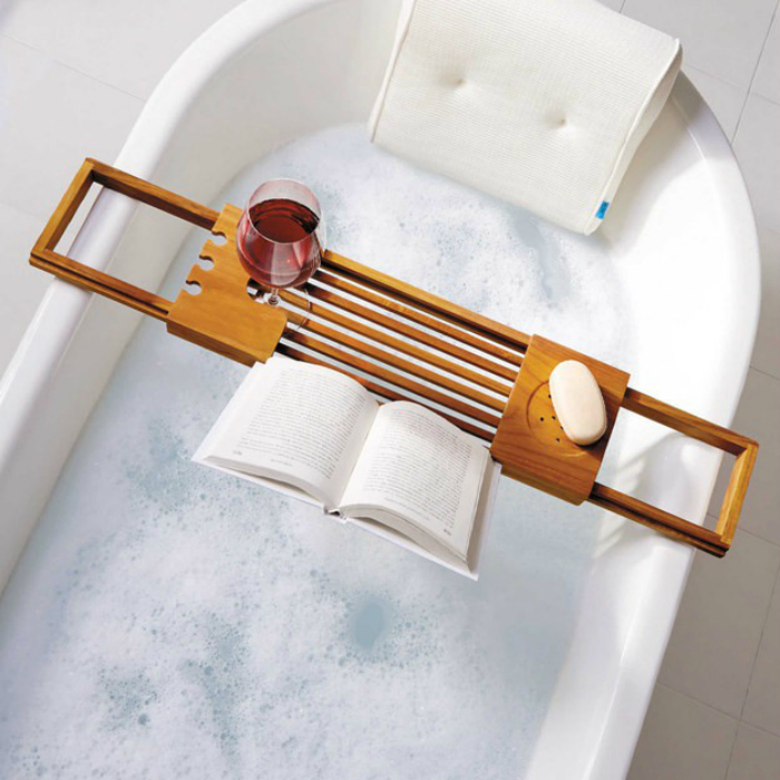 Удобный столик-подставка для людей, которые любят принимать ванну с комфортом.