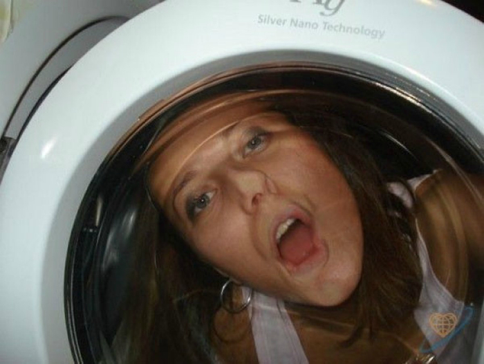 Девушка, которая с оптимизмом смотрит на жизнь, сквозь... стекло стиральной машинки.