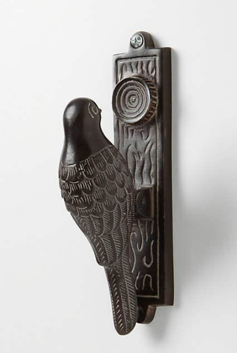 Дверная ручка в виде птицы из стали.