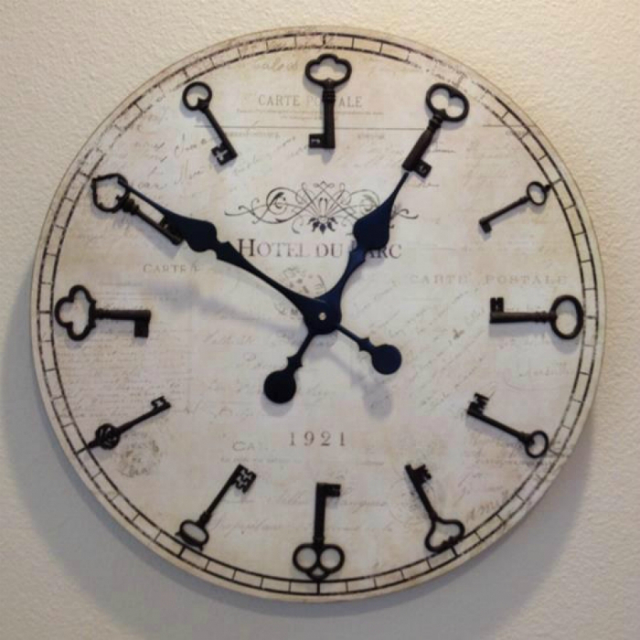 Часы в винтажном стиле со старинными ключиками вместо цифр.