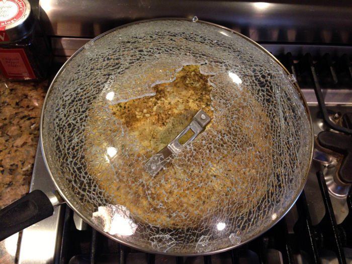 Даже крышка сковороды треснула от моего кулинарного таланта! | Фото: DumpaDay.