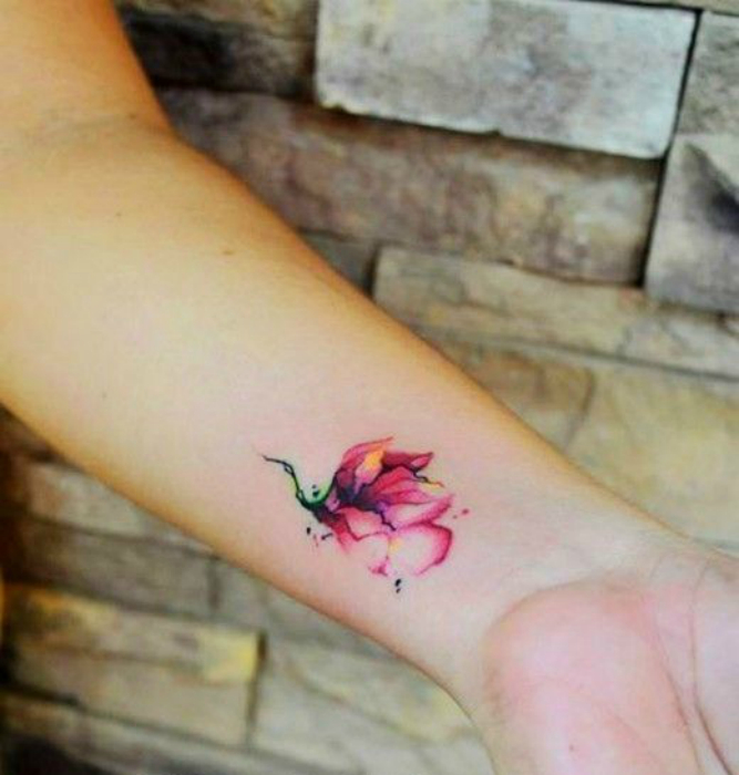 Цветная татуировка с изображением цветка.