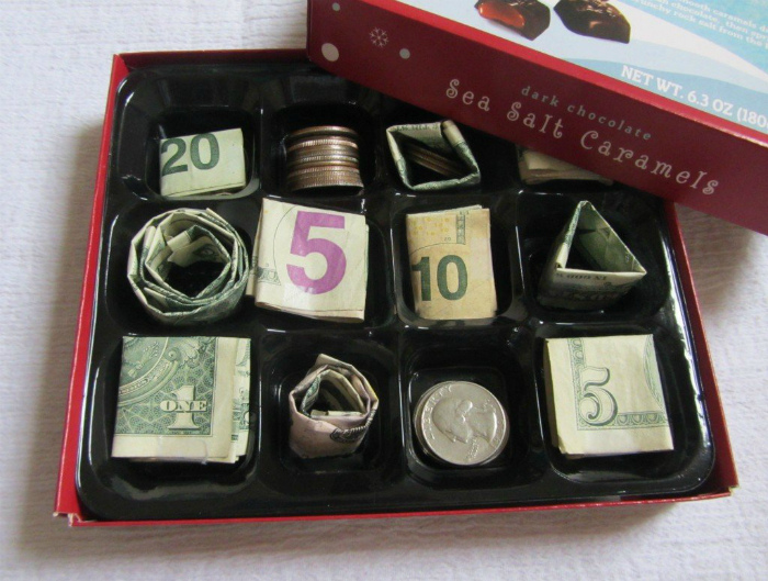Коробка конфет, наполненная деньгами.