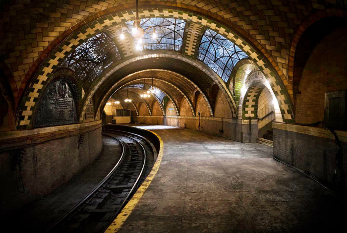 Заброшенная станция Нью-Йоркского метро.