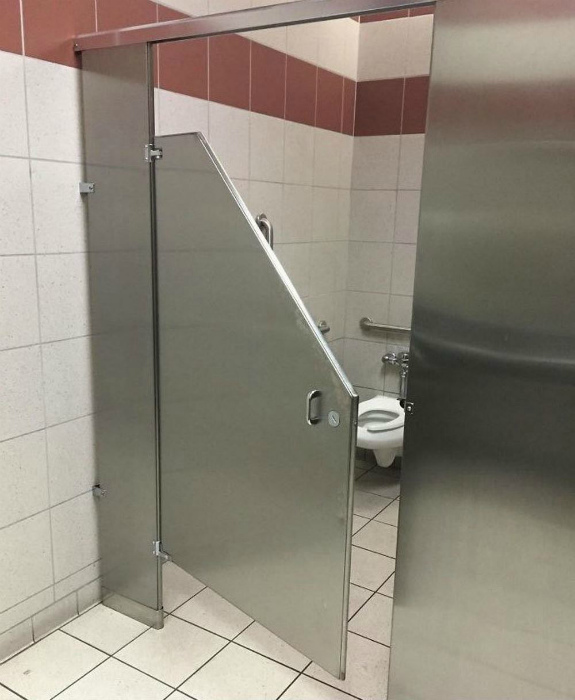 Необычная конструкция двери в туалет.