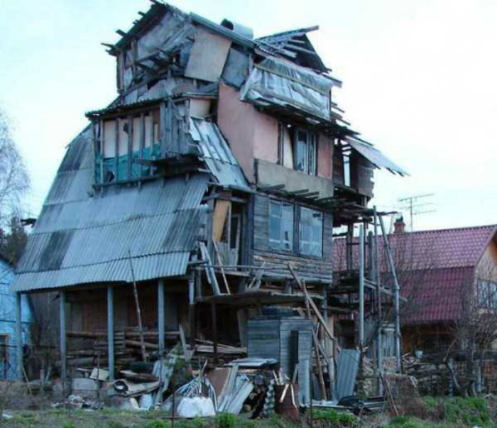 Дом, построенный в стиле «кучкинизм». | Фото: Фишки.нет.