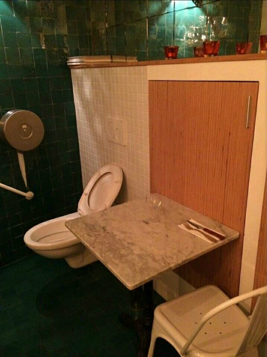 Столик в туалете.