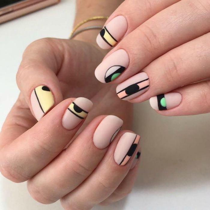 Нюдовые ногти с геометрическими рисунками. | Фото: Pinterest.