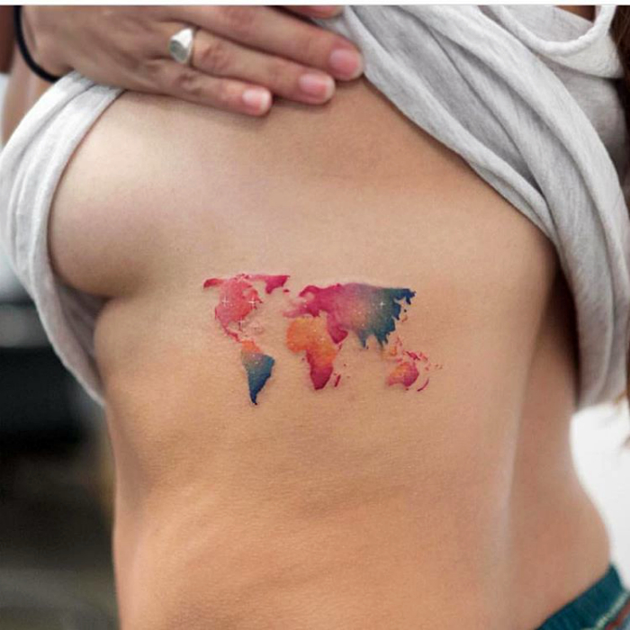 Татуировка с красочным изображением карты мира.