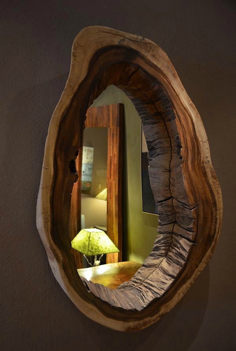 Зеркало в раме из сухого деревянного спила.