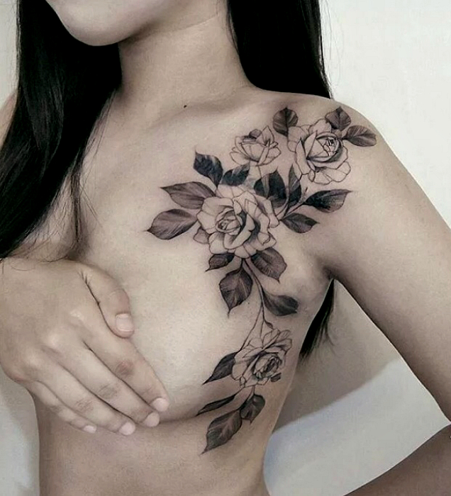 Татуировка с изображением роз.