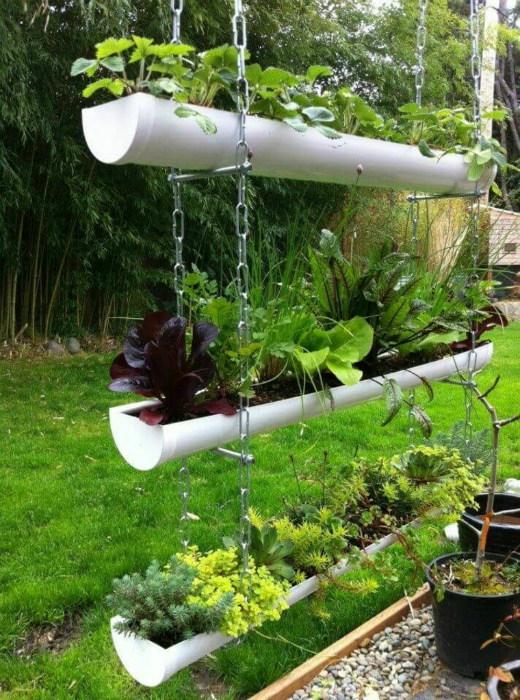 Подвесной сад из пластиковых труб.