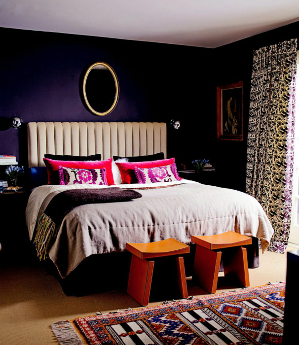 Спальня с темно-фиолетовыми стенами.