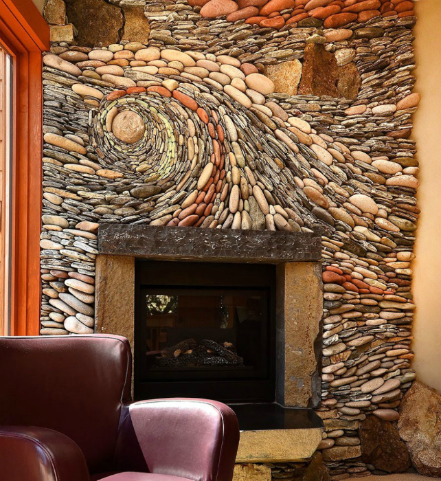 Каменная мозаика на стене.