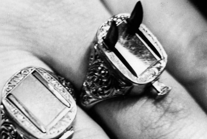 Перстень с двумя выдвижными лезвиями, которые откидывались путем нажатия миниатюрной кнопки на кольце. Такой перстень использовали в Викторианскую эпоху для защиты от воров.