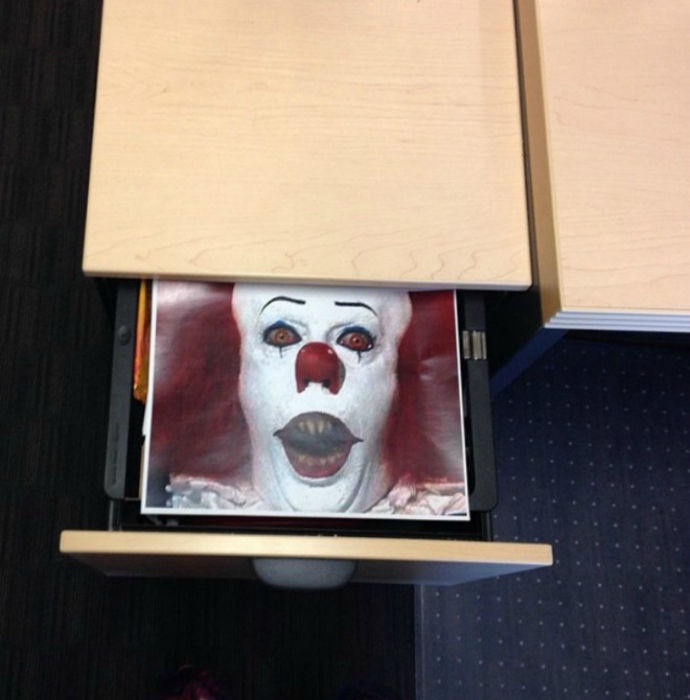 Жуткая картинка клоуна в ящике стола.