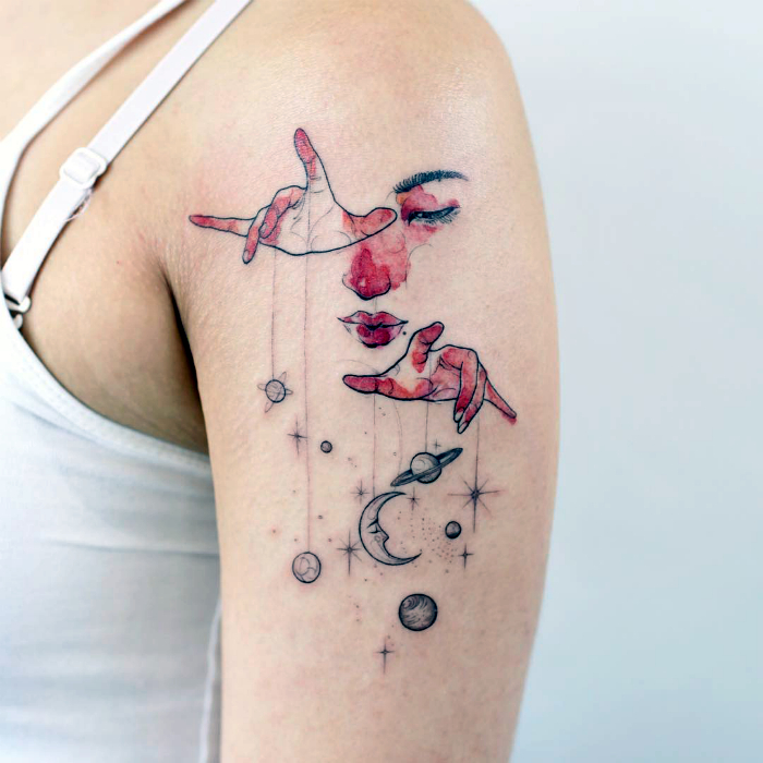 Акварельная татуировка с изображением планет и кукловода.