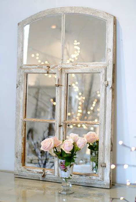 Красивое зеркало, стилизованное под традиционное голландское окно.