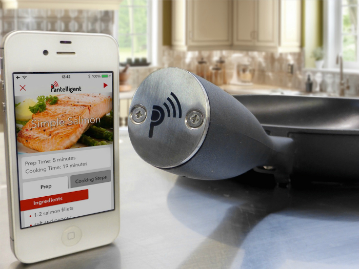 Сковорода Pantelligent, которая считывает рецепты со смартфона и помогает пользователю правильно приготовить незнакомое блюдо.
