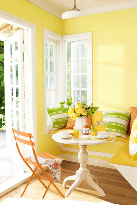 Светлая столовая с желтой отделкой стен.