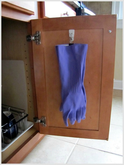Вешалка для перчаток на дверце шкафчика.