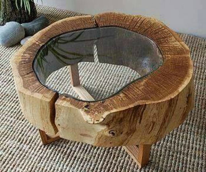 Крошечный столик из дерева.