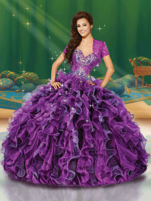 Платье насыщенного фиолетового цвета украшено вышитыми узорами и бисером.