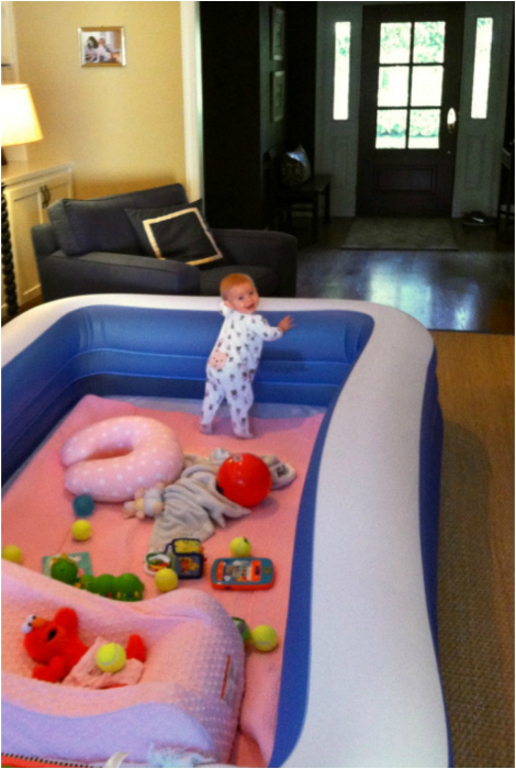 Надувной бассейн можно использовать в качестве безопасной игровой площадки.