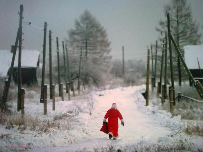 Дед Мороз в России работает с ноября по март, примерно столько же у людей в домах стоит елка.