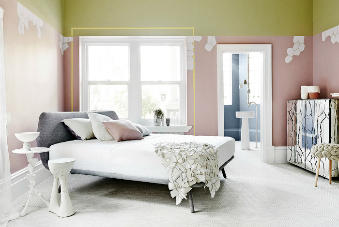 Спальня в бело-розовых тонах.