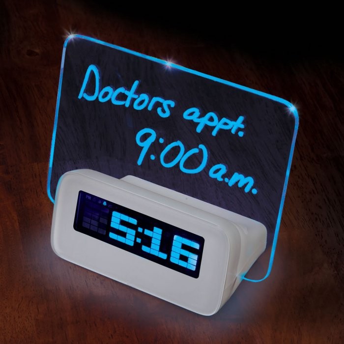 Функциональный будильник с термометром, календарем и специальной площадкой для напоминаний.