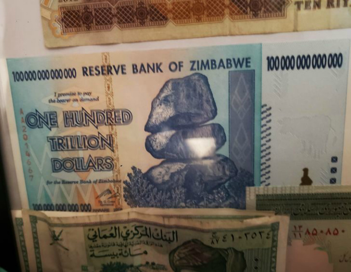 Сто триллионов долларов из Зимбабве. | Фото: klikabol.com.