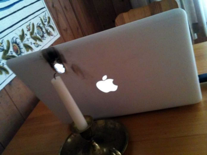 Свеча против дорогущего ноутбука. | Фото: Sarcasmo.