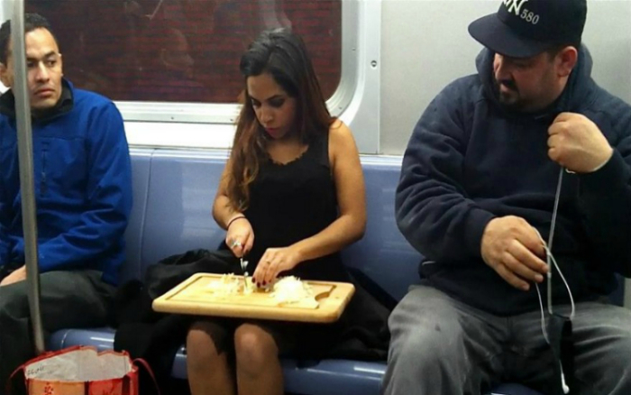 Девушка, которая собирается варит борщ в вагоне метро.