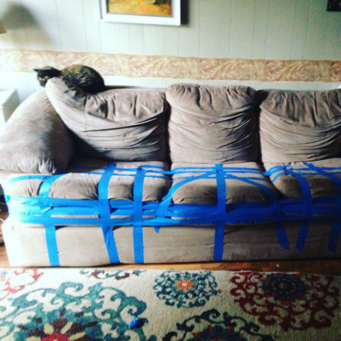 «Благодаря чудесной синей изоленте, наш диван приобрел совершенно новый вид!»