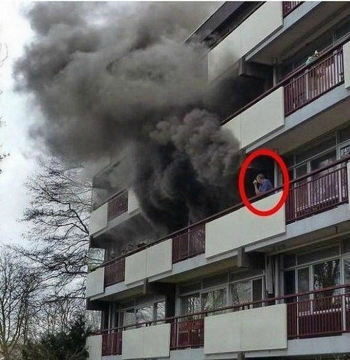 «Интересно, что же курит мой сосед, что такой дым валит!?»