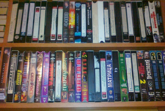 Коллекция видеокассет с любимыми фильмами.