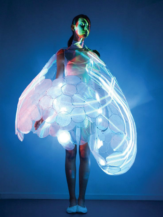 Платье будущего от компании Philips имеет встроенные биометрические датчики, которые считывают человеческие эмоции и передают их на верхний слой люминесцентной ткани. Таким образом, платье меняет цвет в зависимости от настроения своей хозяйки.